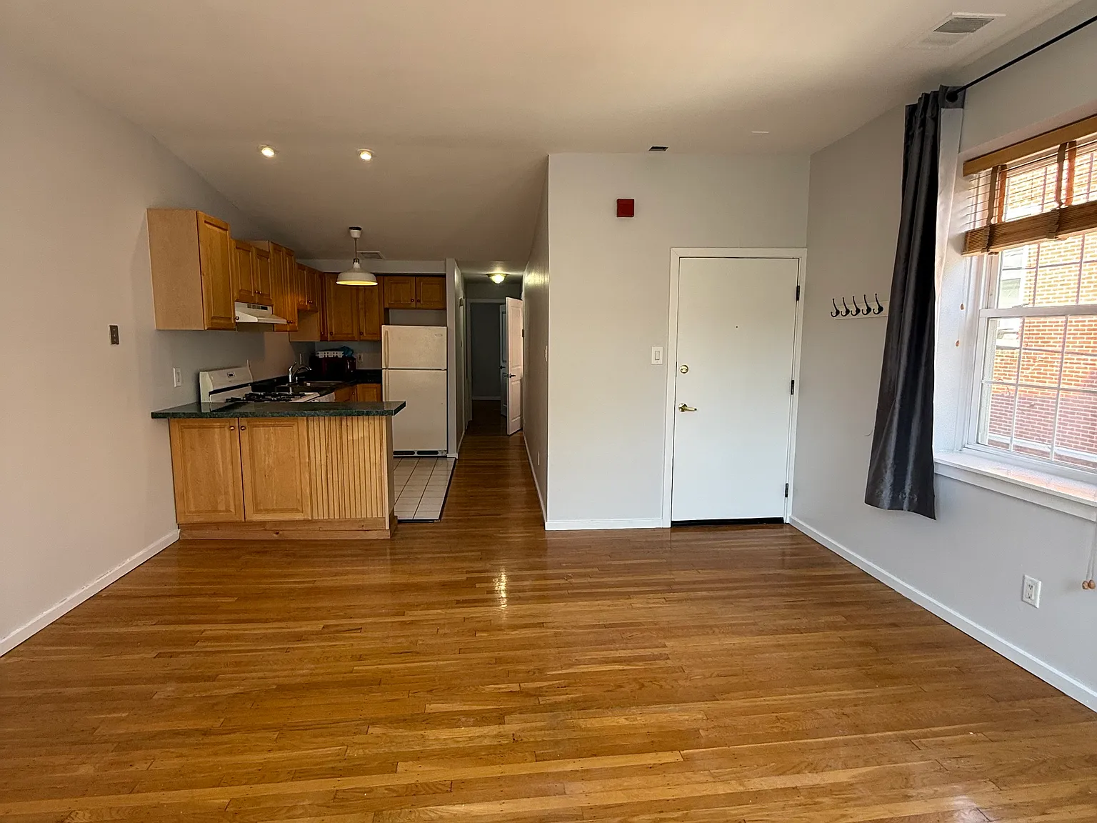 1 bed, 700 sqft, $1,800 — Photo 3