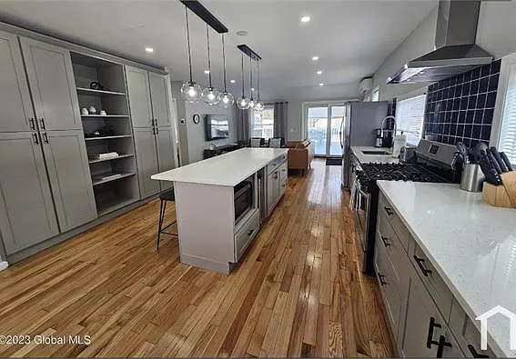 5 bed, 2122 sqft, $4,624 — Photo 2