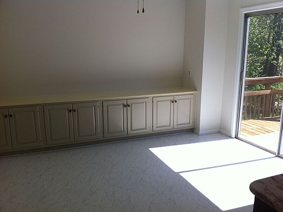 Eat-in area w/built-ins