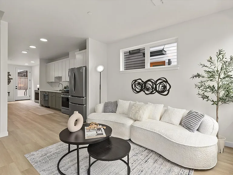 255 E Louisa St — Photo 4