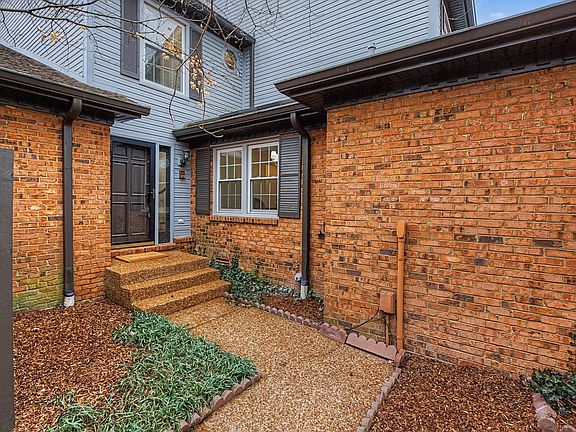 3rd image of 142 Hearthstone Manor Cir