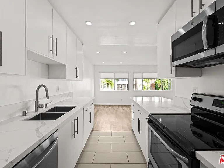 136 S Palm Dr #301 — Photo 11