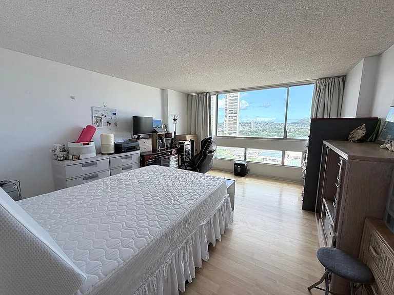 555 University Ave #1900 — Photo 18