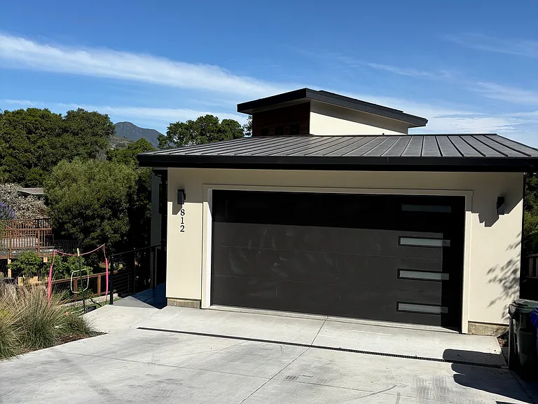 812 Spring Dr — Photo 2