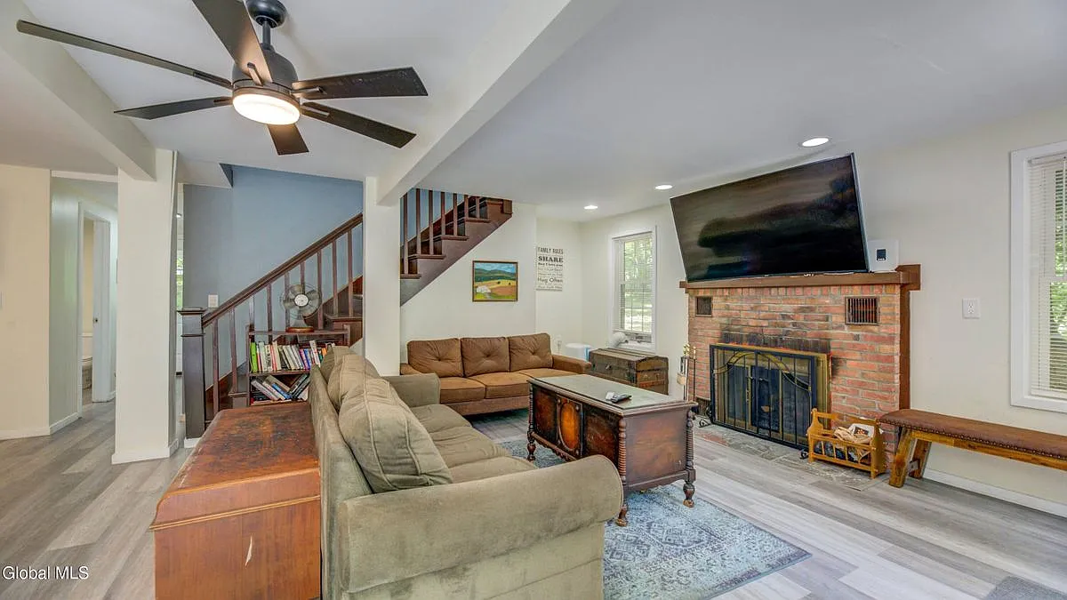 3 bed, 2.0 bath, 1540 sqft, $2,000 — Photo 3