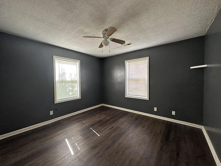 1332 N Erie St — Photo 11