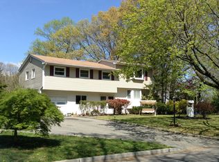 27 Ronde Dr, Commack, NY 11725