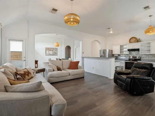 902 Cutting Horse Dr, Mansfield, TX 76063