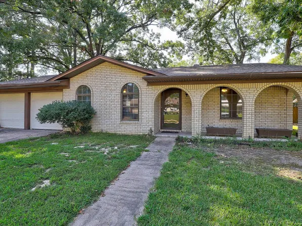 720 Diane Dr, Wake Village, TX 75501