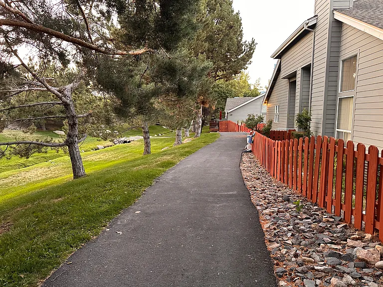 Walking trail for humans and their dogs that leads directly down to the Truckee River and Crissie Caughlin Park.
