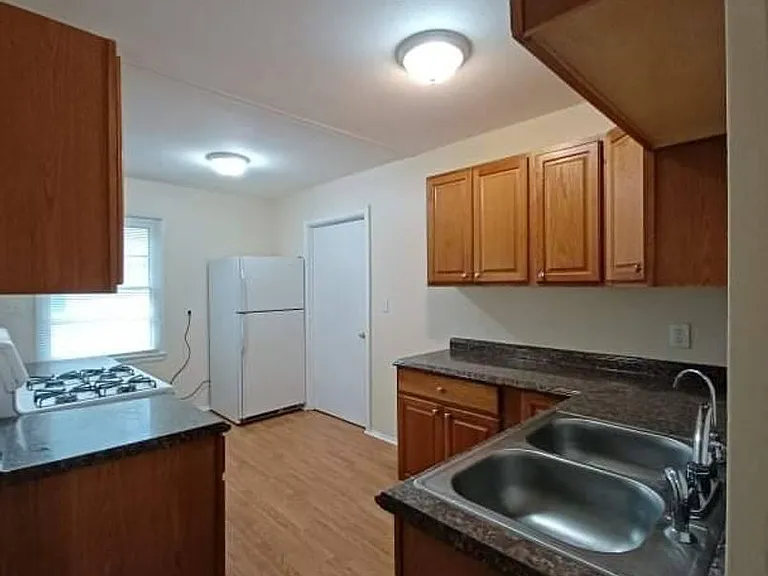 1112 Irving Ave — Photo 1