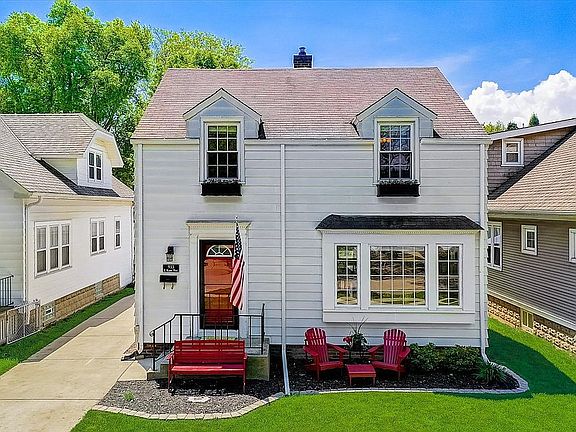 2nd image of 933 E Meadow Pl