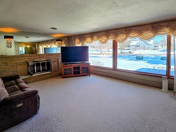 5th image of 910 3rd Ave SW