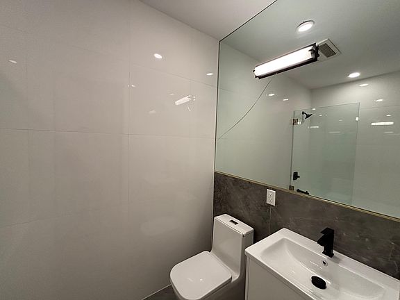 3rd image of 50 Grace St #1RR
