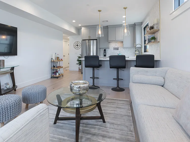 331 Chelsea St #4 — Photo 5