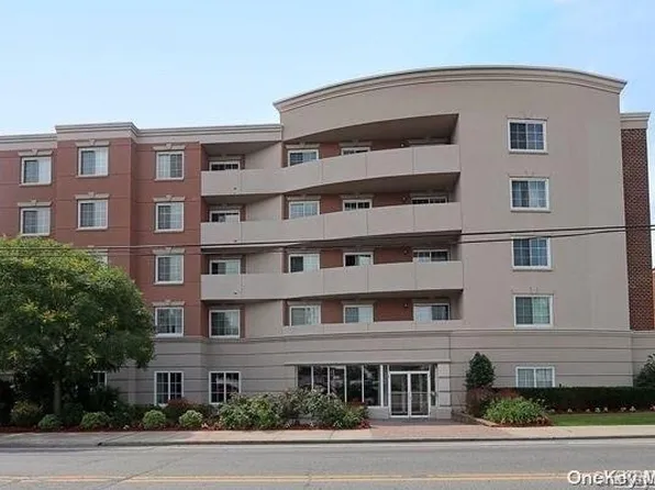 242 Maple Avenue #305, Westbury, NY 11590