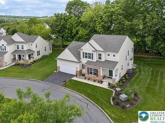 3rd image of 2454 Burgundy Ln