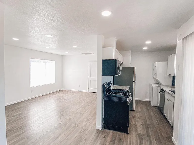 4431 Plaza Vis #D — Photo 9