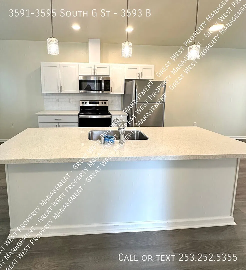 Spacious 2 Bed/ 2 Bath Townhome in a well-maintained Gated Community! — Photo 2