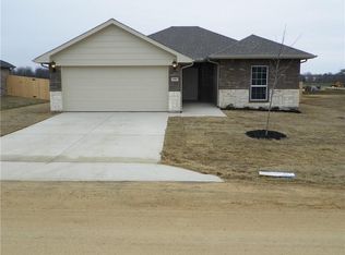 106 Springleaf Ln, Mabank, TX 75147