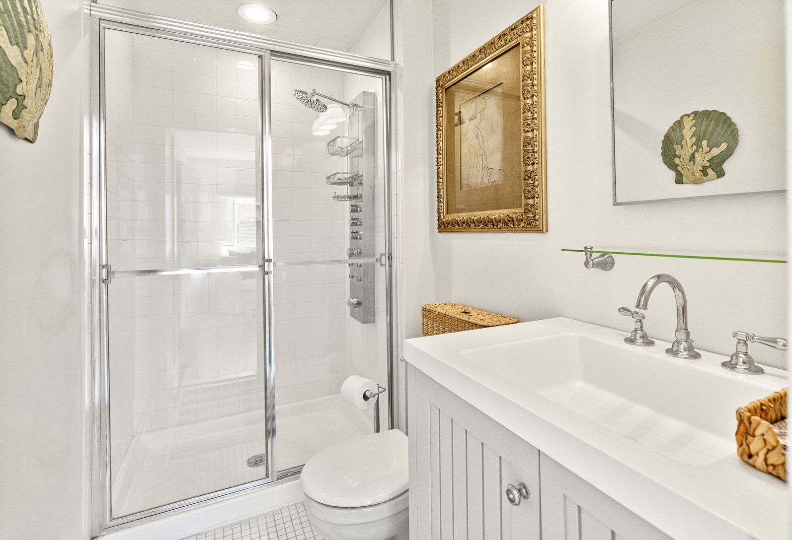  En-suite bath to the “red white and blue” toom