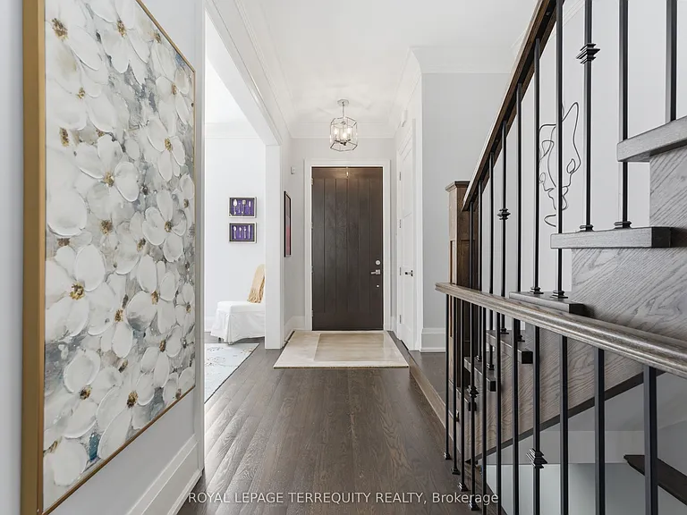 130 Edgecroft Rd — Photo 2