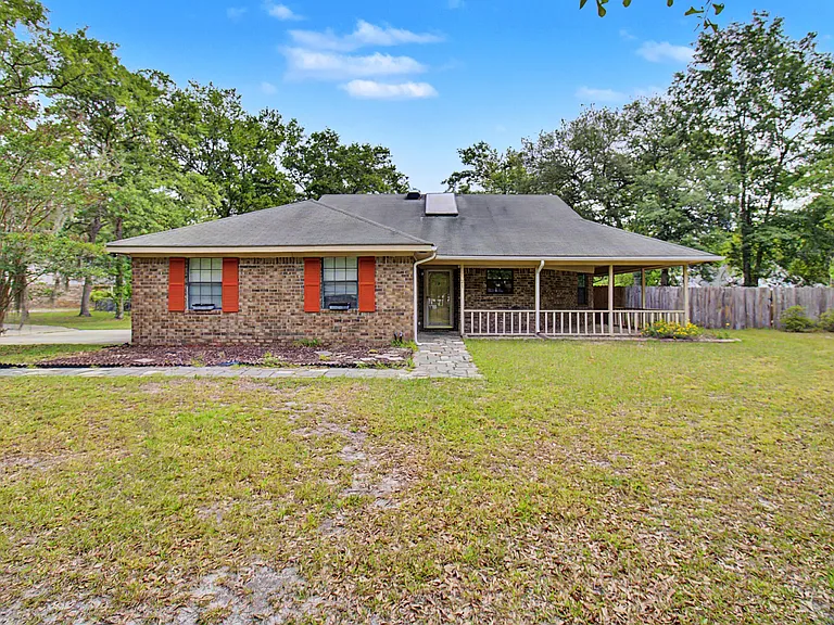 21 Pinewood Ln — Photo 1