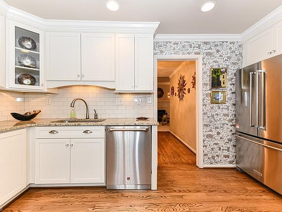 5th image of 404 C Fisher Park Cir