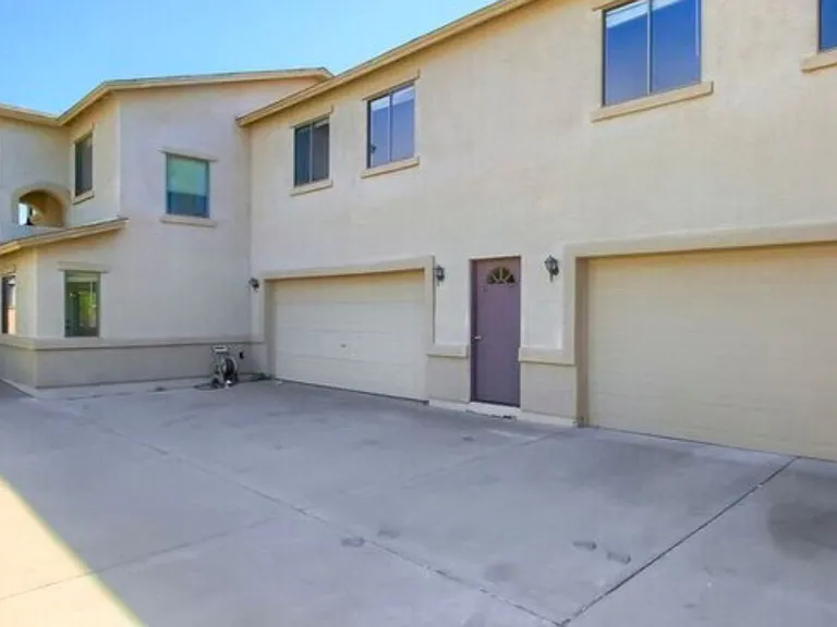 5323 E Taylor St — Photo 1