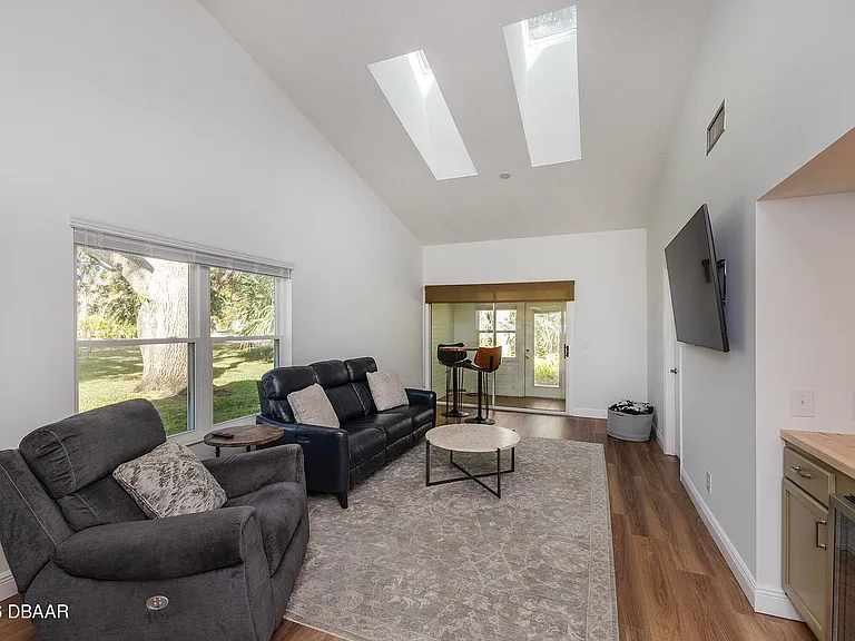 931 Meadow View Dr #A — Photo 3