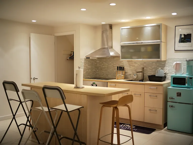 9 Manhattan Pl — Photo 23