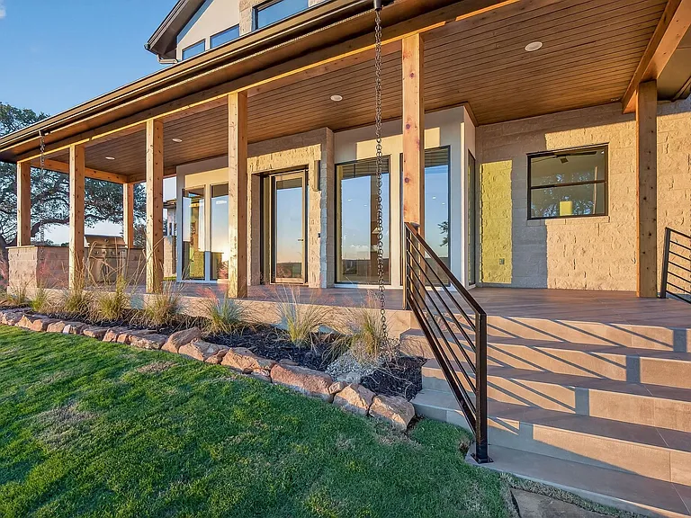 402 Emerald Way — Photo 3