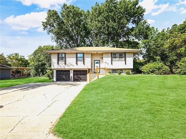 909 N 18th St, Leavenworth, KS 66048