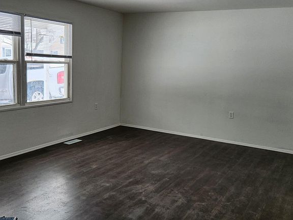 3rd image of 722-1 Capitol Rd