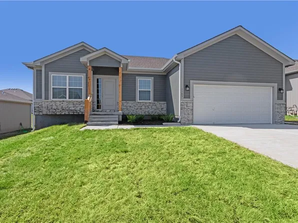 912 SW Pintail Ln, Oak Grove, MO 64075