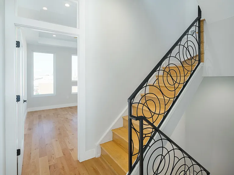 2460 Dickinson St — Photo 13