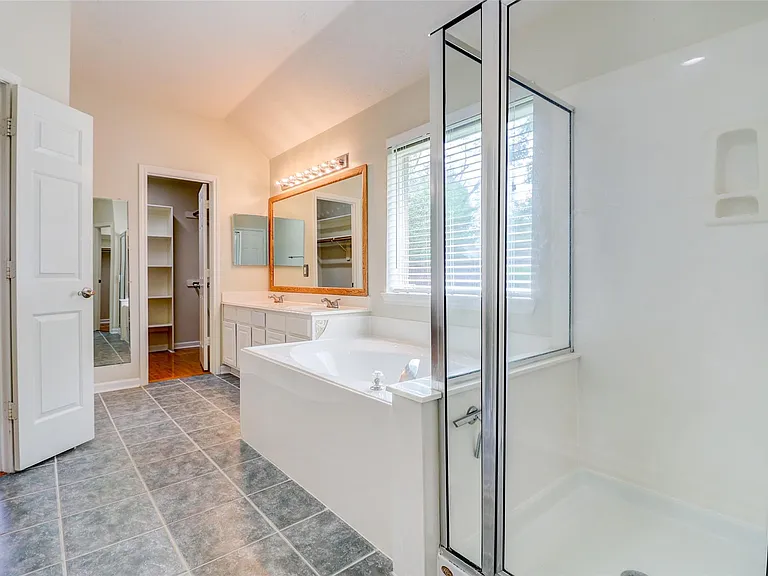 3323 Pioneer Bend Ln — Photo 34