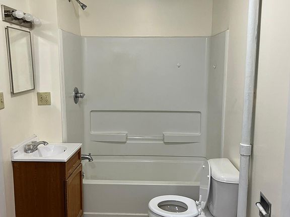 2nd image of 828 W Franklin St