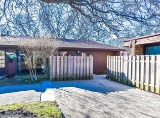 485 Raintree Ct, Glen Ellyn, IL 60137