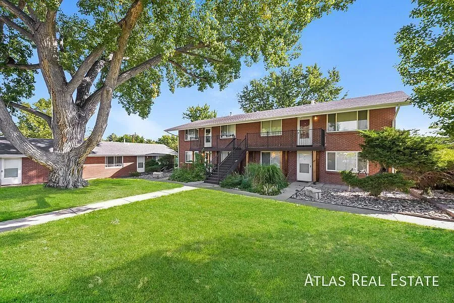 Save up to $1295! Large 2 Bed and 1 Bath Main Level Unit - Abundant Lighting, Hard Floors, Off St... — Photo 2