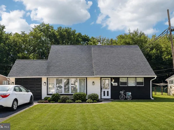 85 Kingwood Ln, Levittown, PA 19055