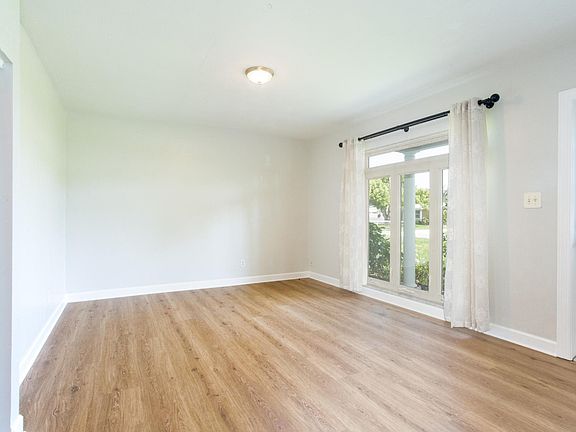 4th image of 734 43rd Ave NE
