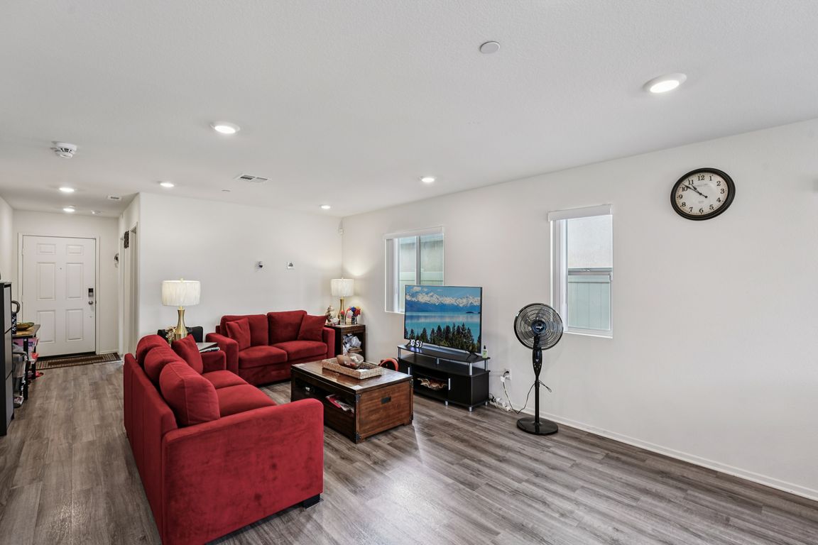 Solara St-S2211-001.jpg