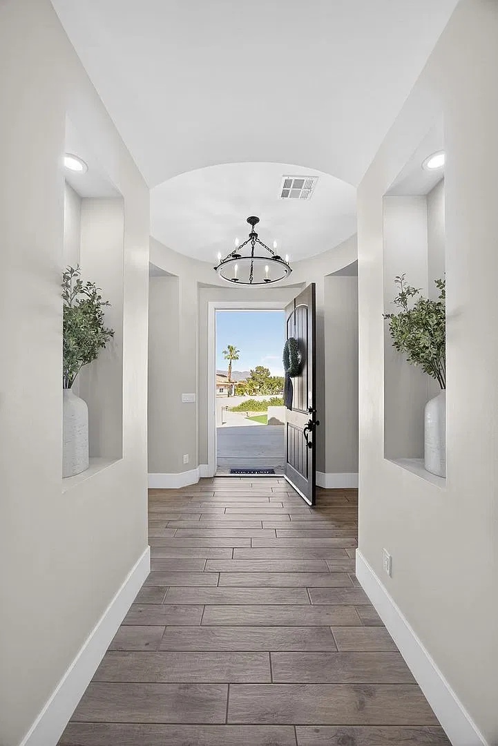 Fully Furnished 6 month rental with pool & spa! — Photo 3