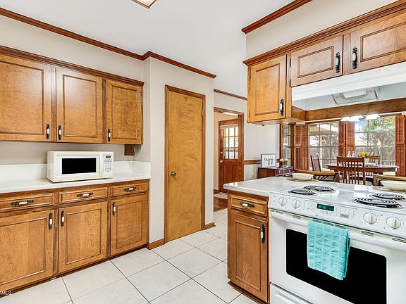 5th image of 311 S Philo Dr