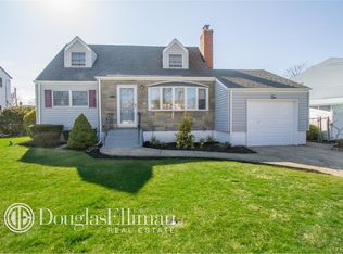 2 Shelley Ct, Plainview, NY 11803