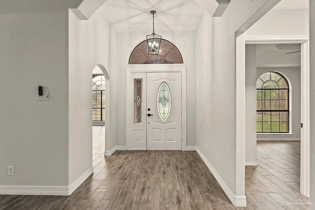 4 bed, 3.0 bath, 2331 sqft, $4,000 — Photo 3