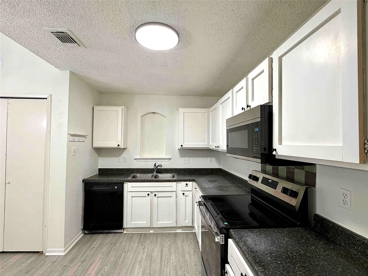3 bed, 2.0 bath, 1123 sqft, $1,800 — Photo 3