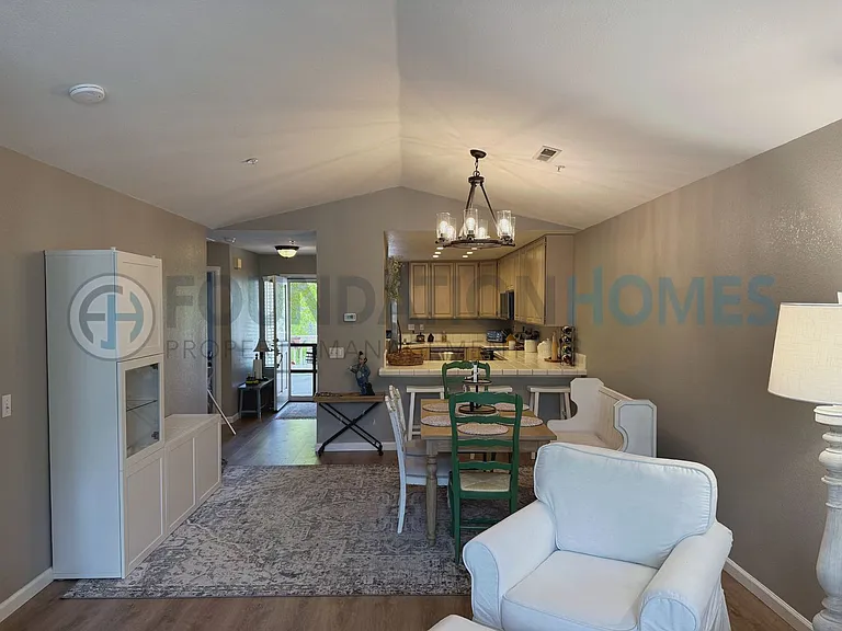 38 Bridle Path Ln — Photo 3