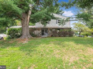 9096 Pine Rd, Philadelphia, PA 19115